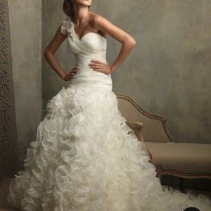 Beautiful Maggie S. Wedding gown. Worn once in great condition.